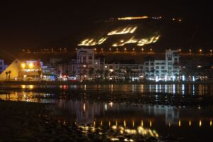 Osvětlený kopec nad Agadirem